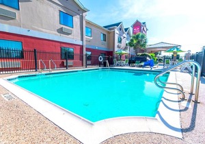 Econo Lodge Inn & Suites East