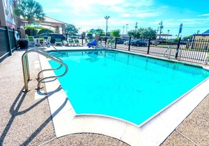 Econo Lodge Inn & Suites East