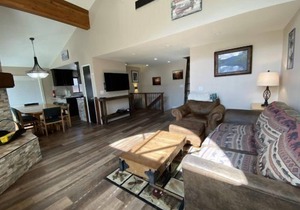 Edgewater #17 Refurbished unit with Mountain Views!
