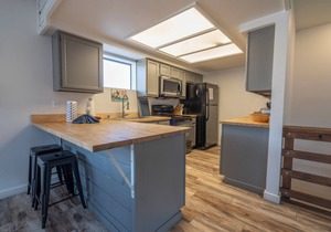 Edgewater #4 NEWLY RENOVATED! “GARAGE PARKING“ EN-SUITE KING SIZE BED
