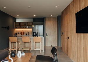 El Poblado, Medellín - Private Hot Tub & Balcony - AC-300mb- Deluxe - Wake 1015!
