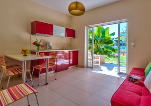 “ELEA 4” - Cozy Apartment with Swimming Pool Near the Sea