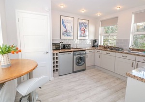 Elegant 2 Bed Central Apartment With Large Decked Terrace