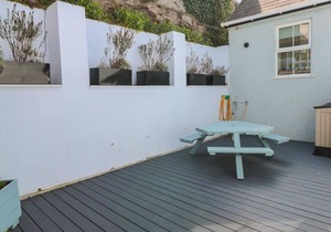 Elegant 2 Bed Central Apartment With Large Decked Terrace