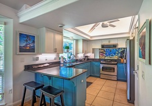 Elegant Air-Conditioned Villa by Golf Course - Near Beaches, Shopping, Dining