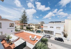 Elegant and bright apartment in Estoril