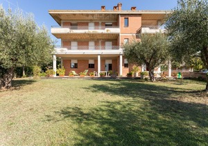 Elegant apartment with swimming pool and gym on Lake Trasimeno