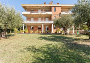 Elegant apartment with swimming pool and gym on Lake Trasimeno