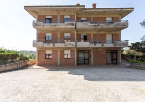 Elegant apartment with swimming pool and gym on Lake Trasimeno