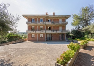 Elegant apartment with swimming pool and gym on Lake Trasimeno