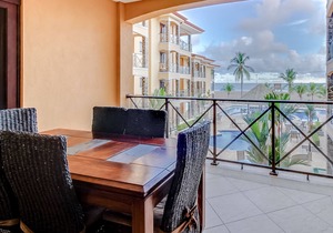 Elegant Condo on Beachfront Property with Shared pool, Ocean Views, and WiFi