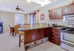 Elegant Condo on Beachfront Property with Shared pool, Ocean Views, and WiFi