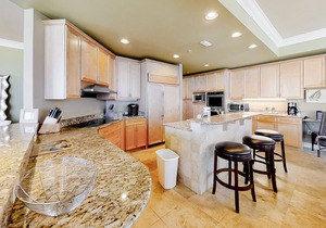 Elegant, Gulf-Front Condo w/Large Balcony, Beach Access & Shared Pool/Gym