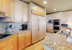 Elegant, Gulf-Front Condo w/Large Balcony, Beach Access & Shared Pool/Gym