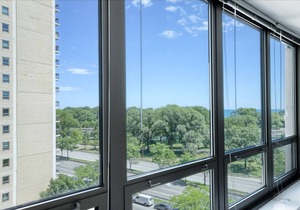 Elegant Lakeview 1BR w/Gym, Pool, 1 block to Lincoln Park, by Blueground