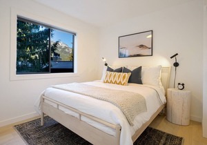Elegant & Luxurious two level condo. Fireplace, in-suite laundry, free parkingCompleted remodeled.