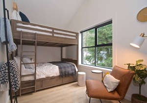 Elegant & Luxurious two level condo. Fireplace, in-suite laundry, free parkingCompleted remodeled.