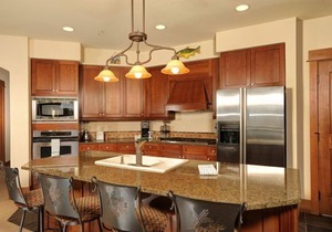 Elegant Ski-in/Ski-out Condo + Outdoor Hot Tub