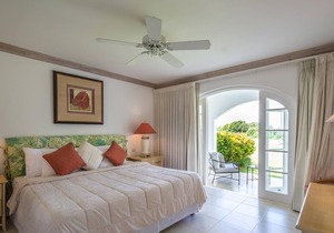 Elegant Three Bedroom Villa in Forest Hills