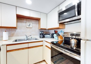 Enjoy a Bayfront Balcony, Amazing Views, WiFi, Central AC & Shared Outdoor Pool