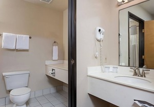 Enjoy a Hassle-Free and Suiting Stay! Modern Unit For 4, Pets Allowed!