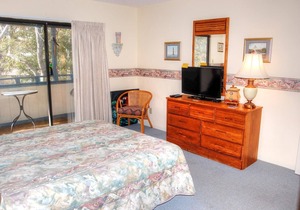 Enjoy breakfast and warm summer breezes on your screened balcony - Summertree