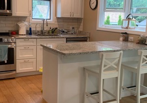 Enjoy our cozy, newly furnished, cottage near newport's beaches and restaurants!