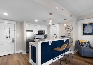 Enjoy This Elegant Coastal Condo:, King-Suite,Full kitchen,Pool, Hot Tub,Balcony