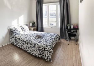 Entire unit of 2 bedrooms at YorkU + parking. Near subway.