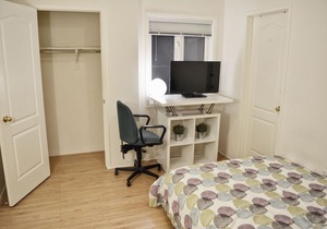 Entire unit of 2 bedrooms at YorkU + parking. Near subway.