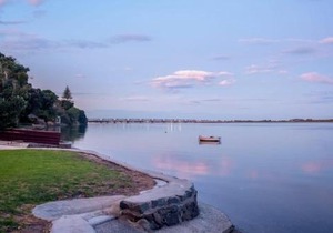 Entire Waterfront House - Boat Shed - 3 Kitchens
