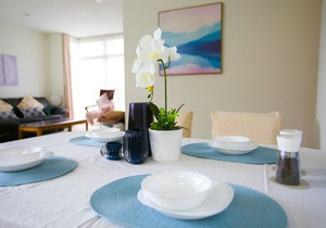 Epsom Central Spacious Modern 3 Bd Apt+Parking