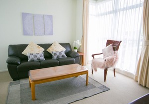 Epsom Central Spacious Modern 3 Bd Apt+Parking