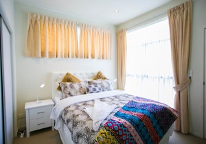 Epsom Central Spacious Modern 3 Bd Apt+Parking