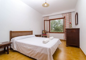 ES JAÇ - Chalet with terrace in Cala s'Almonia.