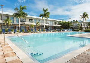 Escape to the Beach! Pool, Restaurant, Gym, Bike Rentals, Parking!
