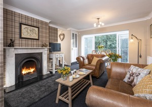 ESK VIEW COTTAGE, pet friendly, with open fire in Grosmont