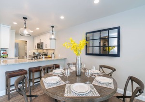 ETTA 102- Heated Pool & Hot Tub, Easy Ski Access, Newly-Remodeled