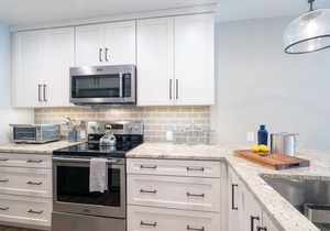 ETTA 102- Heated Pool & Hot Tub, Easy Ski Access, Newly-Remodeled