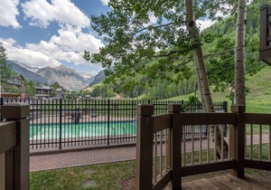 ETTA 102- Heated Pool & Hot Tub, Easy Ski Access, Newly-Remodeled
