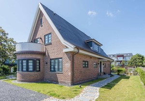 Exclusive. Full of character. Wellness. - Villa Maybach