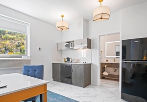 Executive Riverside Suite - 1 King with Kitchen