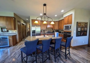 Exquisite SKi-in/Ski-out Unit, Mtn Views