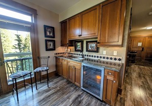 Exquisite SKi-in/Ski-out Unit, Mtn Views