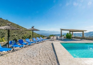 Extra large cottage with private outdoor pool.