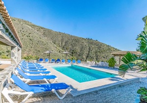 Extra large cottage with private outdoor pool.