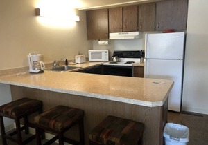 F3 Poolside Condo with Mountain Views