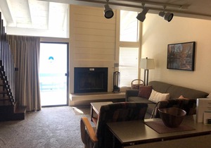 F4 Poolside Condo with Mountain Views