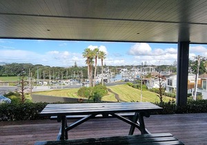 Fabulous Castor Bay 1 Bedroom With Views and SkyTV