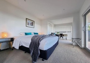 Fabulous Castor Bay 1 Bedroom With Views and SkyTV
